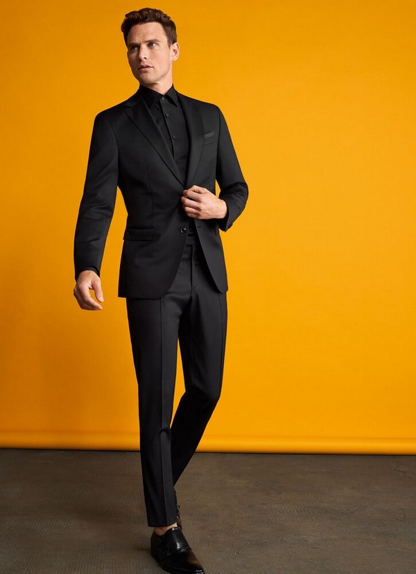Μοντέρνο κοστούμι γαμπρού σε total black