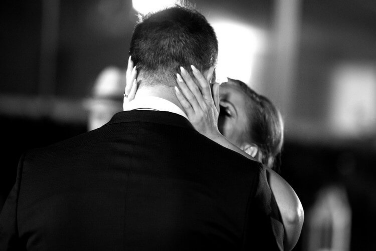 Φωτογραφία Γάμου - το ζευγάρι χορεύει - Kostas Apostolidis Photography
