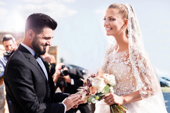 Ιωάννης - Λάουρα: Καλοκαιρινός Γάμος με Μοντέρνο Στολισμό